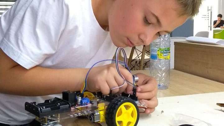 Ребенок занимается робототехникой